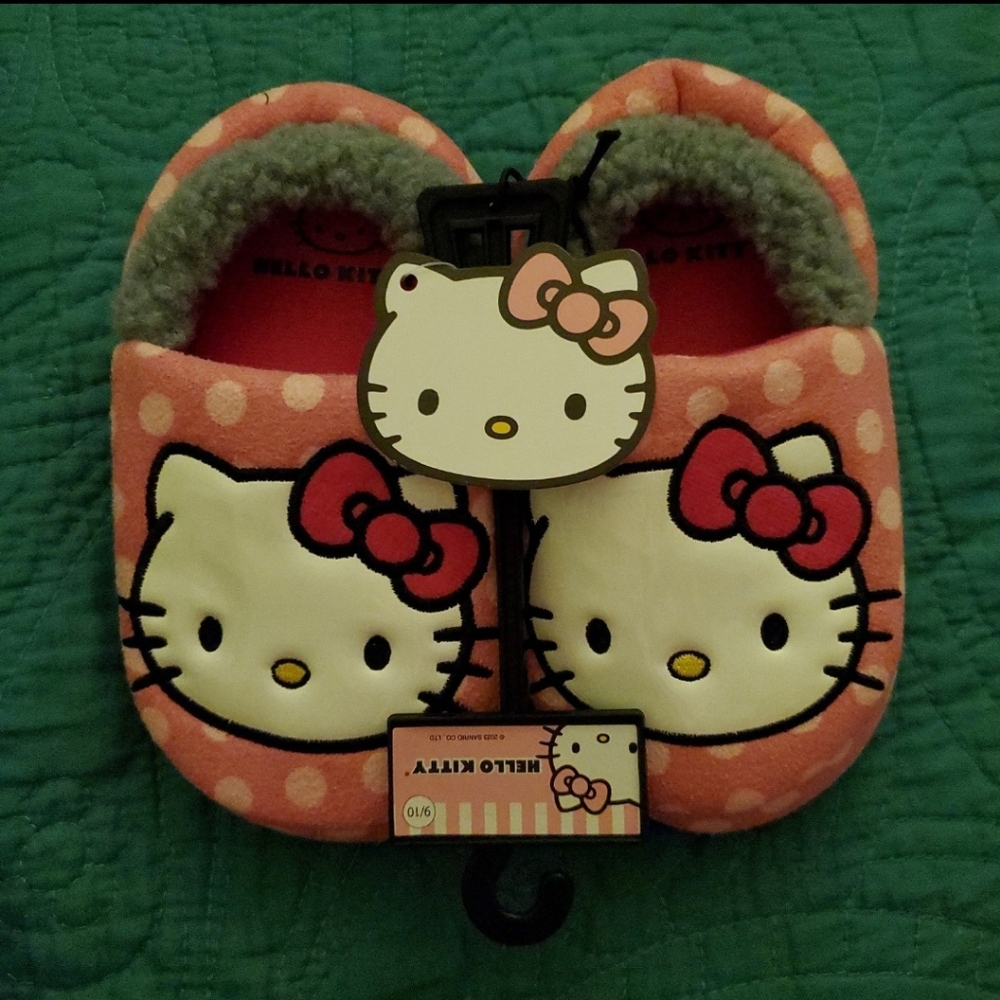 Hello kitty slippers NWT